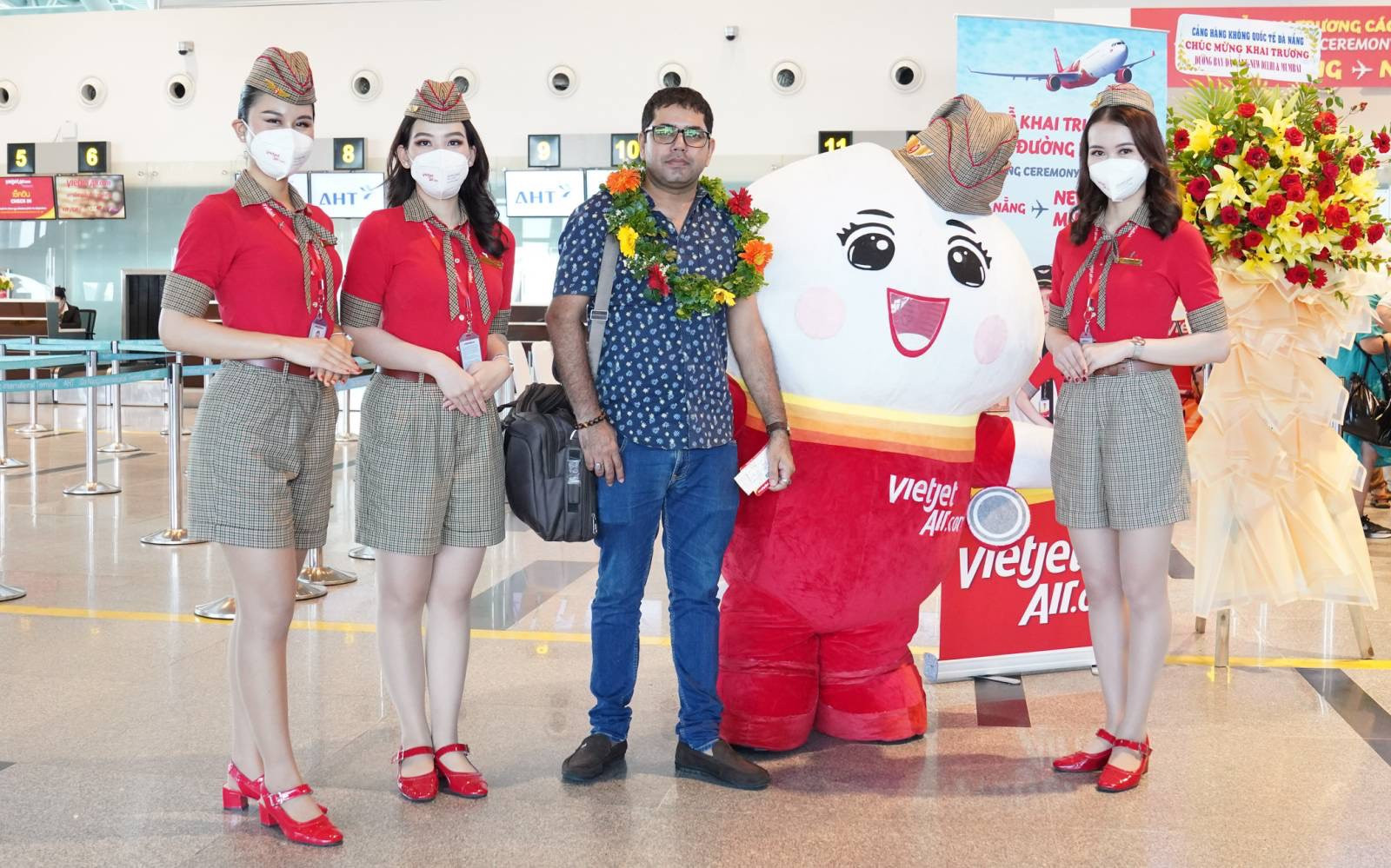  Những hành khách trên chuyến bay thẳng từ New Delhi và Mumbai (Ấn Độ) đến Đà Nẵng